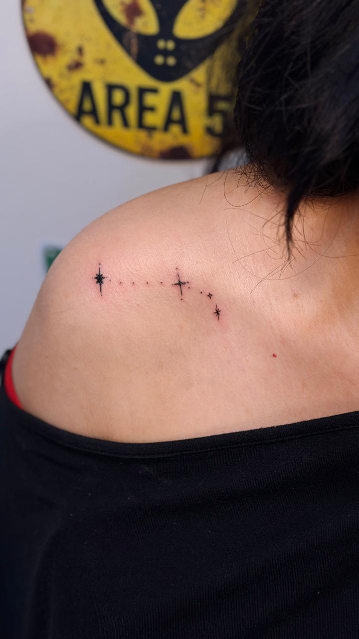 Tatuaje estrellas hombro — Top Level Studio