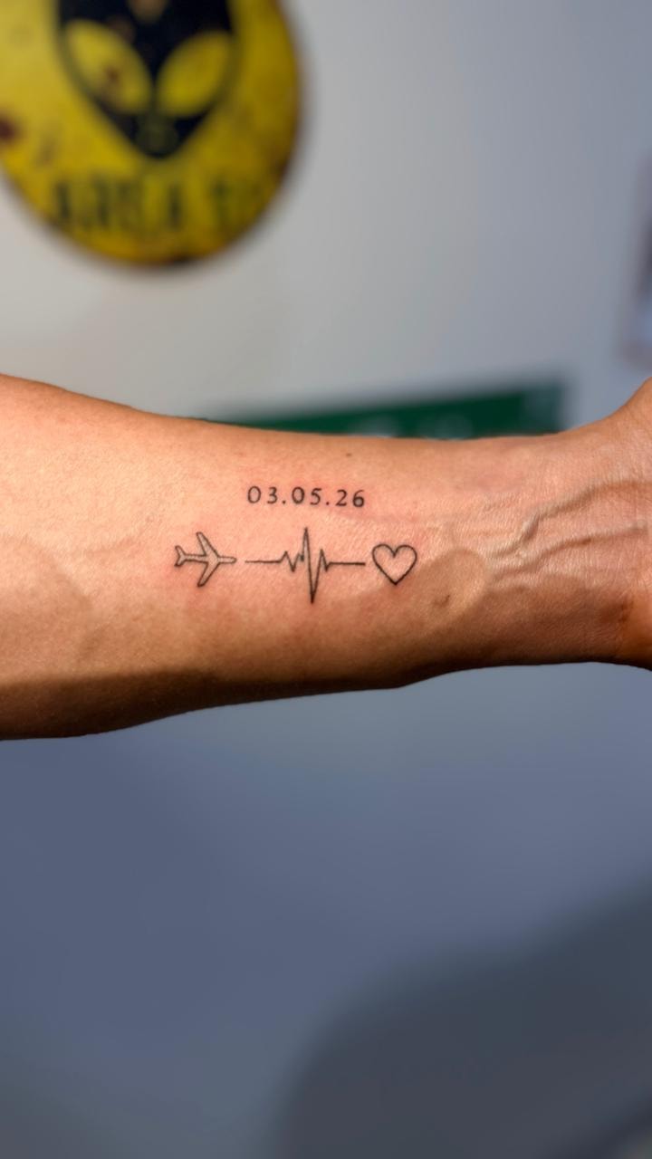 Tatuaje fecha avión latido corazón antebrazo — Top Level Studio