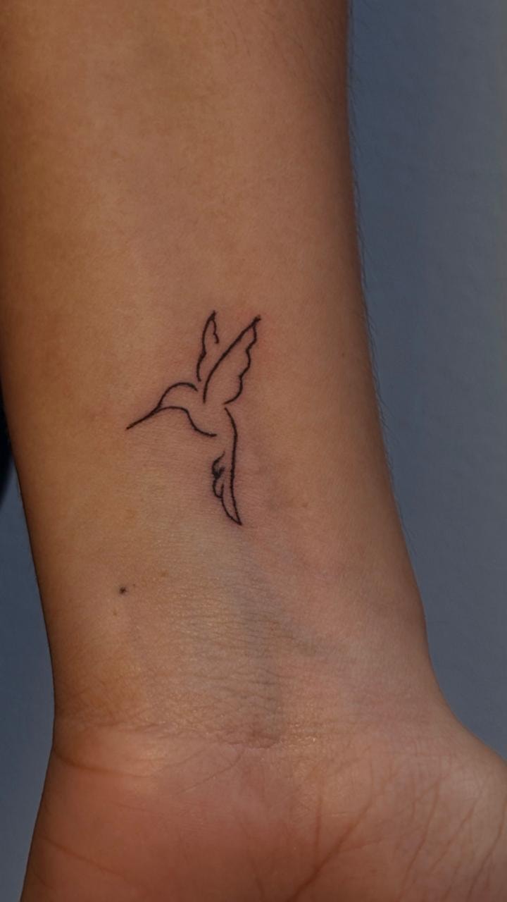 Tatuaje colibrí muñeca — Top Level Studio